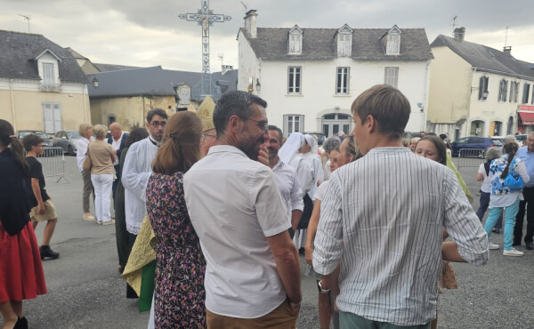 Préparatif et soirée festive autour de M. le curé