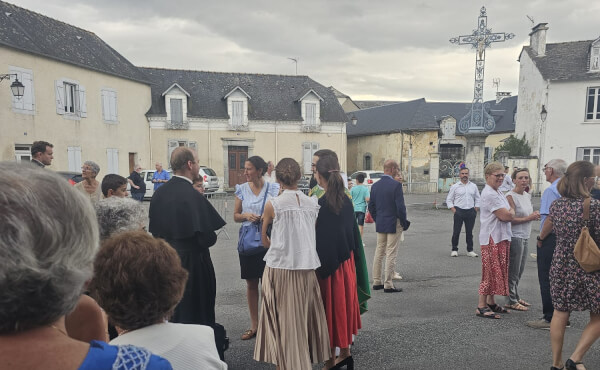 Préparatif et soirée festive autour de M. le curé