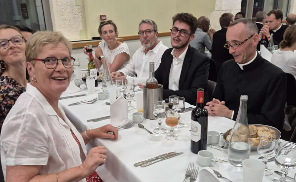 Préparatif et soirée festive autour de M. le curé
