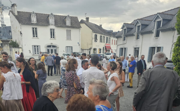 Préparatif et soirée festive autour de M. le curé