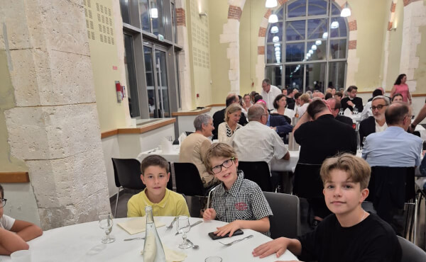 Préparatif et soirée festive autour de M. le curé