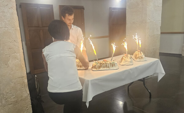 Préparatif et soirée festive autour de M. le curé