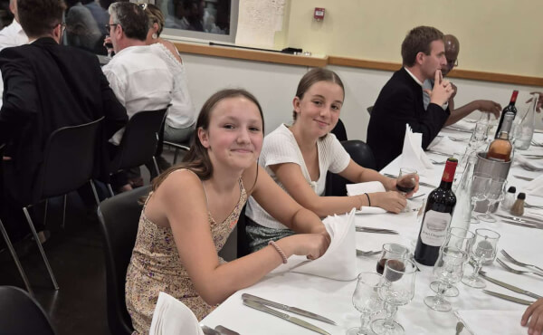 Préparatif et soirée festive autour de M. le curé