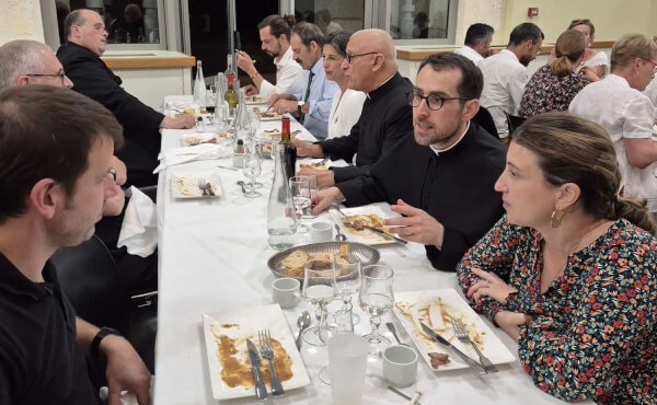 Préparatif et soirée festive autour de M. le curé