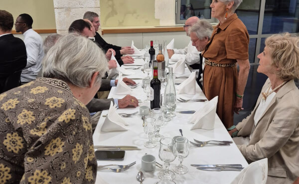 Préparatif et soirée festive autour de M. le curé
