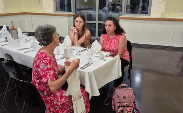 Préparatif et soirée festive autour de M. le curé