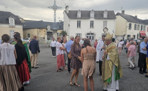 Préparatif et soirée festive autour de M. le curé