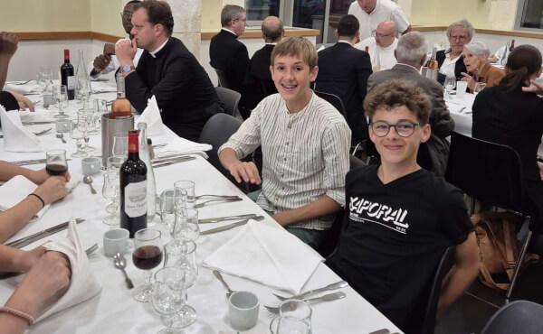 Préparatif et soirée festive autour de M. le curé