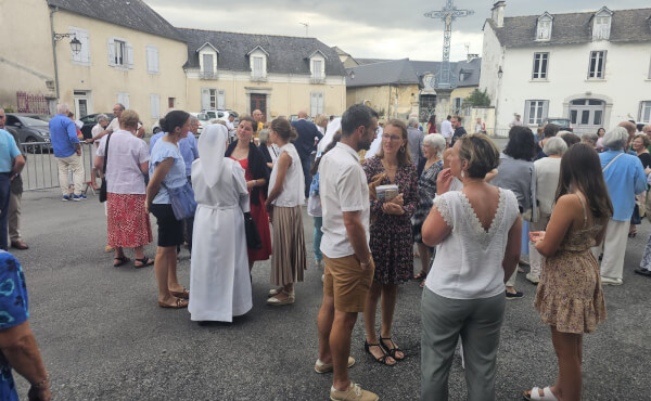 Préparatif et soirée festive autour de M. le curé