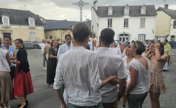 Préparatif et soirée festive autour de M. le curé