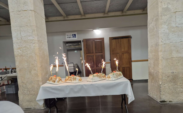 Préparatif et soirée festive autour de M. le curé
