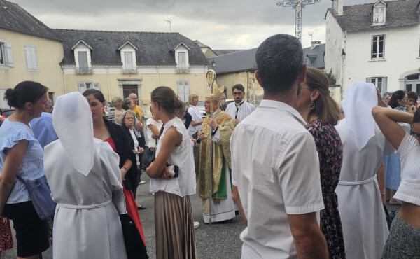 Préparatif et soirée festive autour de M. le curé
