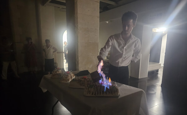 Préparatif et soirée festive autour de M. le curé