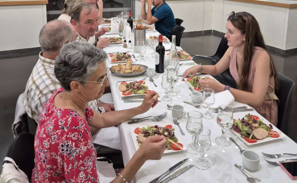 Préparatif et soirée festive autour de M. le curé