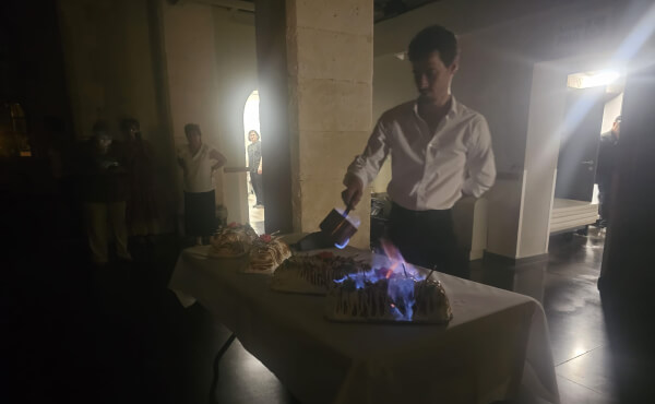 Préparatif et soirée festive autour de M. le curé