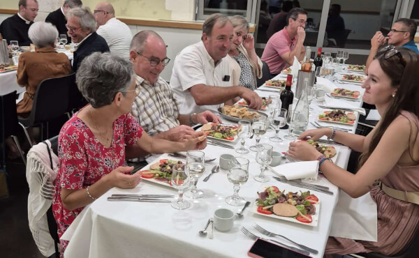 Préparatif et soirée festive autour de M. le curé